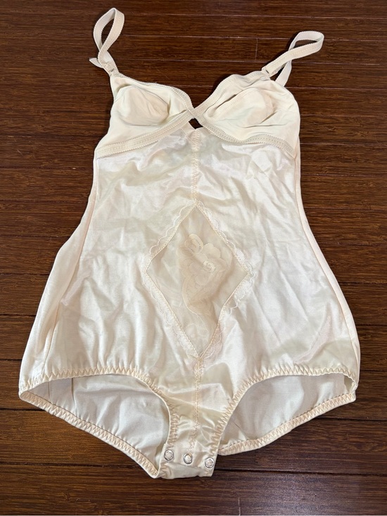 Exquisite Form Other - Vintage Exquisite Form Shaper BODYSUIT Girdle Bra Snap button Crotch Size 36B
